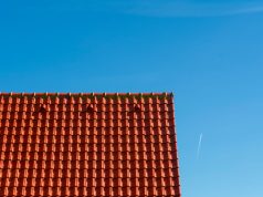 Jak wykorzystać dane o ugięciach w monitoringu dachów płaskich i ocenie ryzyka?