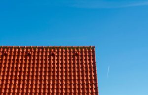 Jak wykorzystać dane o ugięciach w monitoringu dachów płaskich i ocenie ryzyka?
